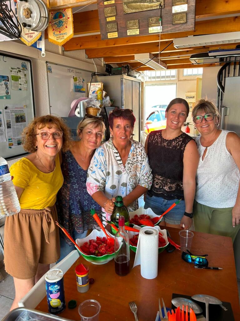 Remise des bagues au Frontignan Thonclub, une belle saison d amitié en perspective 🐟 merci à vous tous pour votre présence fidèle même avec la canicule ☀️ Merci à la Fédération FFPM d être à nos côtés Mme et M. Falce.